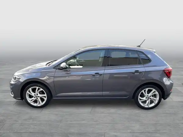 Seitenansicht eines grauen VW Polo.