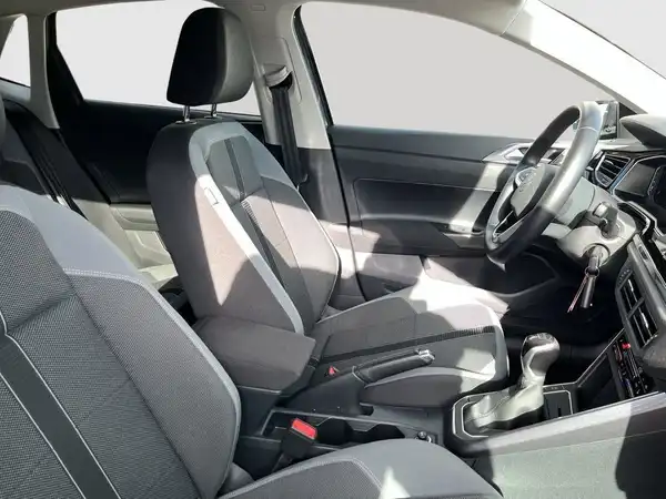 Das Bild zeigt den Innenraum eines VW Polo in grauer Farbausführung.