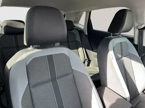 Das Bild zeigt den Innenraum eines Fahrzeugs, mit schwarzen und grauen Sitzen.