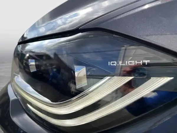 Nahaufnahme des Scheinwerfers eines schwarzen VW Polo, mit der Markierung 'IQ.LIGHT'.