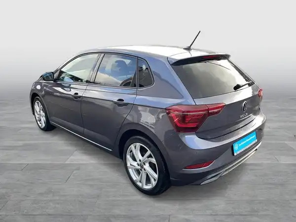 Das Bild zeigt einen grauen VW Polo, aufgenommen von der Seite.