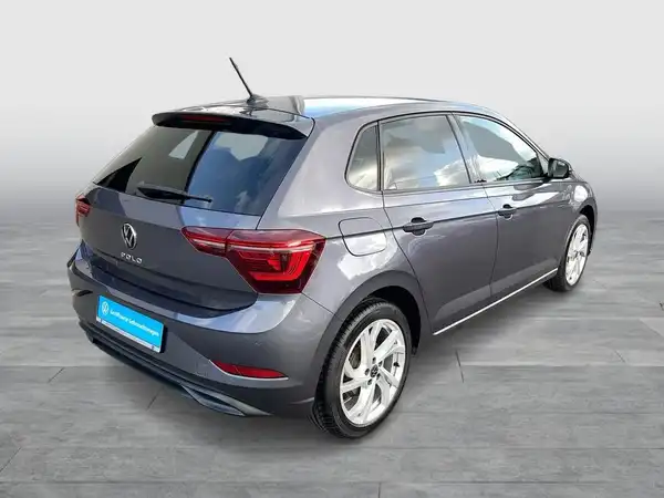 Das Bild zeigt einen grauen VW Polo von hinten. Es handelt sich um ein Fahrzeugbild.