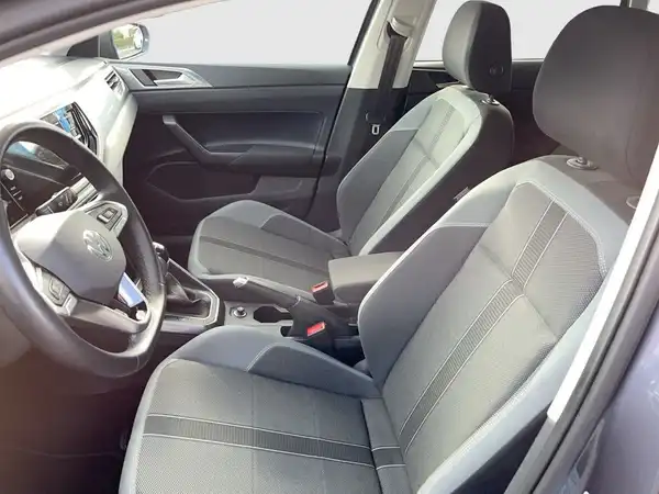Bild zeigt den Innenraum eines Fahrzeugs, in grau gehalten, mit zwei Sitzen und dem Lenkrad.