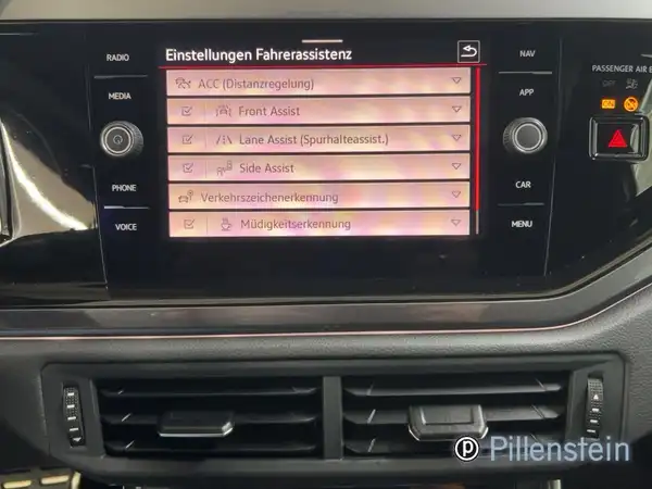 Das Bild zeigt das Innere eines VW Polo GTI mit einer Anzeige der Einstellungen für die Fahrassistenzsysteme. Die Interieurfarbe ist schwarz.