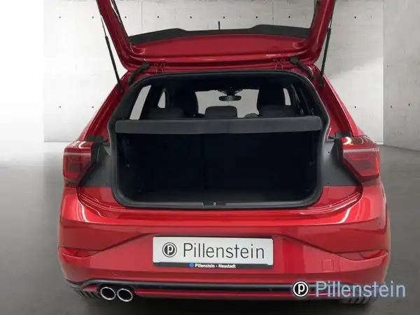 Das Bild zeigt die Rückansicht eines roten VW Polo GTI mit geöffnetem Kofferraum. Das Bild enthält das Händlerlogo von Pillenstein.