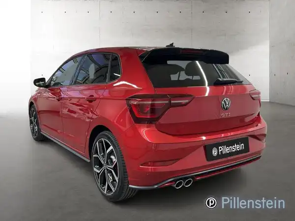 Das Bild zeigt einen roten VW Polo GTI von hinten mit dem Händlerschriftzug Pillenstein.
