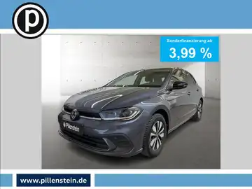 Das Bild zeigt einen VW Polo von vorne in grau. Es ist ein Händlerlogo sichtbar und es enthält eine markante Texteinblendung für Sonderfinanzierung.