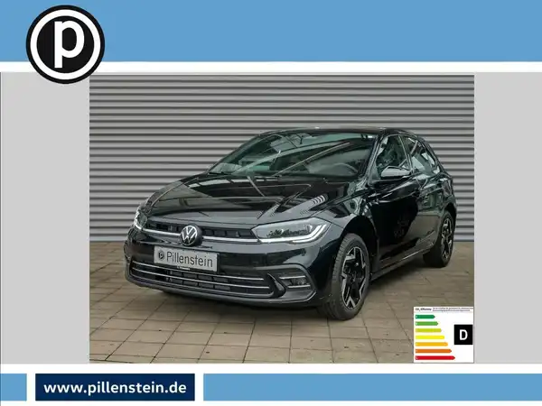 Das Bild zeigt einen schwarzen VW Polo von vorne. Das Händlerschild von Pillenstein ist im Bild sichtbar, ebenso wie markante Texteinblendungen. Das Fahrzeug ist klar erkennbar.