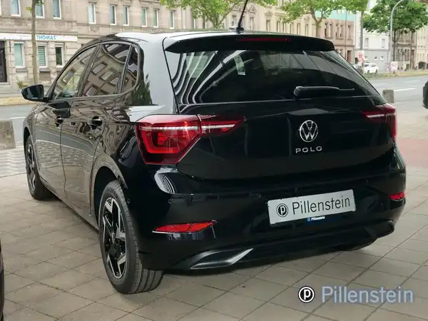Das Bild zeigt einen schwarzen VW Polo aus der Rückansicht, mit dem Händlerlogo von Pillenstein.