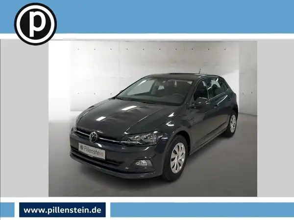 Ein Bild eines grauen VW Polo, aufgenommen von vorne. Das Händelrslogo ist im oberen Bereich des Bildes sichtbar, sowie einige Texteinblendungen am unteren Rand.