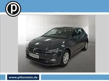 Ein Bild eines grauen VW Polo, aufgenommen von vorne. Das Händelrslogo ist im oberen Bereich des Bildes sichtbar, sowie einige Texteinblendungen am unteren Rand.
