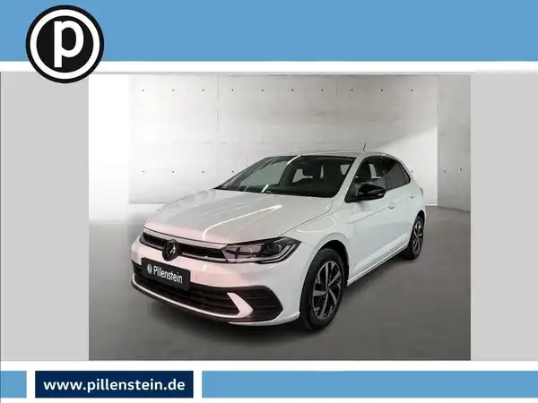 Das Bild zeigt einen weißen VW Polo aus der Frontalansicht, mit einem Händlerlogo im oberen linken Bereich.
