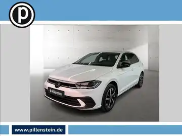 Das Bild zeigt einen weißen VW Polo aus der Frontalansicht, mit einem Händlerlogo im oberen linken Bereich.
