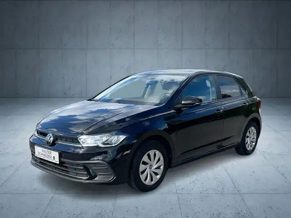 Das Bild zeigt einen schwarzen Volkswagen Polo von der Seite. Es handelt sich um ein Fahrzeugbild.
