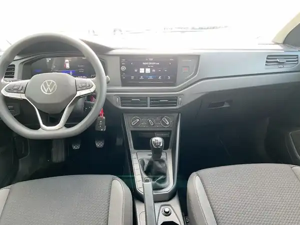 Das Bild zeigt den Innenraum eines VW Polo. Das Interieur ist schwarz mit grauen Akzenten.