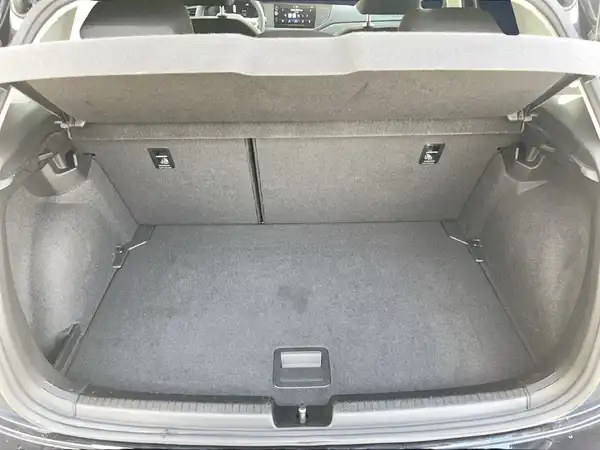 Das Bild zeigt den Kofferraum eines VW Polo von hinten. Es ist kein Händlerlogo oder markante Texteinblendungen vorhanden.