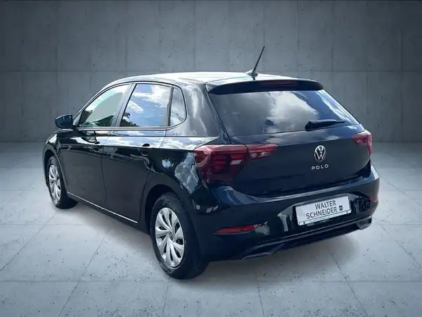 Ein schwarzer VW Polo, von der Seite aufgenommen, mit Händlerlogo und markanten Texteinblendungen.