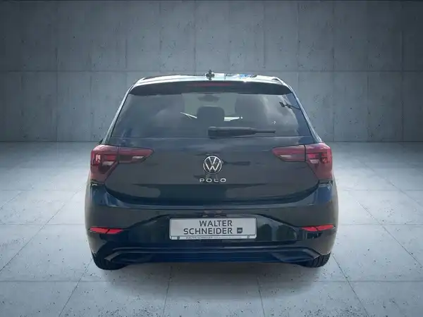 Das Bild zeigt einen schwarzen VW Polo von hinten aufgenommen. Im Bild ist das Händlerlogo "Walter Schneider" zu sehen.