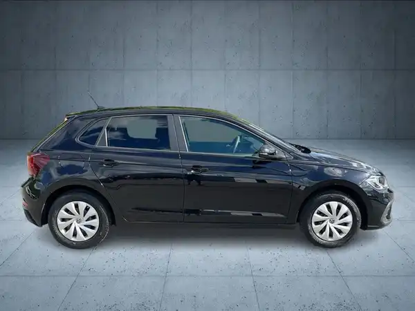 Das Bild zeigt einen schwarzen VW Polo aus seitlicher Perspektive.