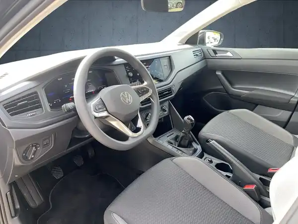 Das Bild zeigt den Innenraum eines VW Polo in Schwarz.