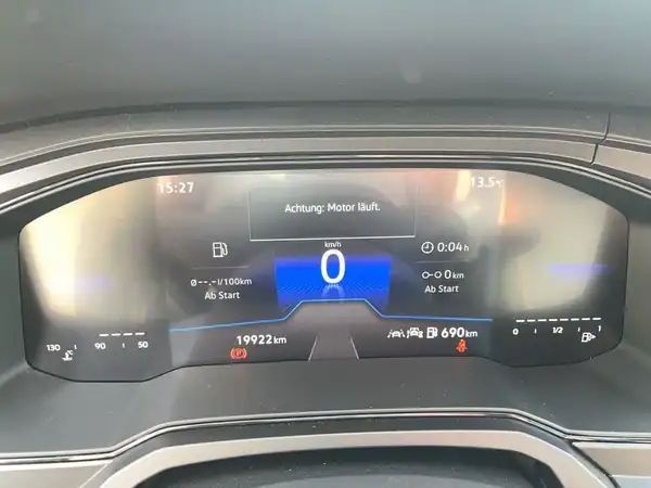 Innenaufnahme des Fahrzeugs mit schwarzem Interieur und markanten Texteinblendungen.