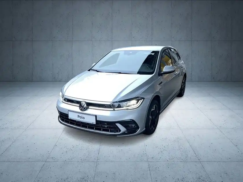 Das Bild zeigt einen silbernen VW Polo aus der Frontansicht. Es handelt sich um ein Fahrzeugbild, ohne Händlerlogo, jedoch mit markanten Texteinblendungen.