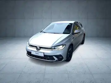 Das Bild zeigt einen silbernen VW Polo aus der Frontansicht. Es handelt sich um ein Fahrzeugbild, ohne Händlerlogo, jedoch mit markanten Texteinblendungen.