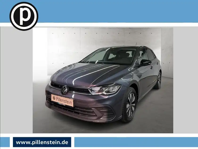Ein Bild eines grauen VW Polo von vorne, mit Händlerlogo und markanter Texteinblendung auf dem Bild.