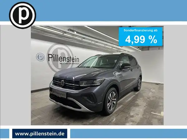 Das Bild zeigt einen grauen VW T-CROSS aus der Seitenansicht, mit dem Händlerlogo "Pillenstein" und markanten Texteinblendungen zur Sonderfinanzierung ab 4,99 %.