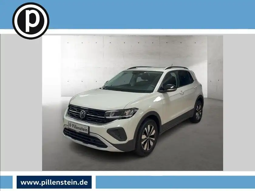 Das Bild zeigt einen weißen VW T-CROSS aus der Frontalansicht. Im Bild ist das Händlerlogo zu sehen und es enthält markante Texteinblendungen.