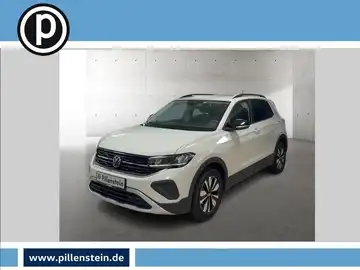 Das Bild zeigt einen weißen VW T-CROSS aus der Frontalansicht. Im Bild ist das Händlerlogo zu sehen und es enthält markante Texteinblendungen.
