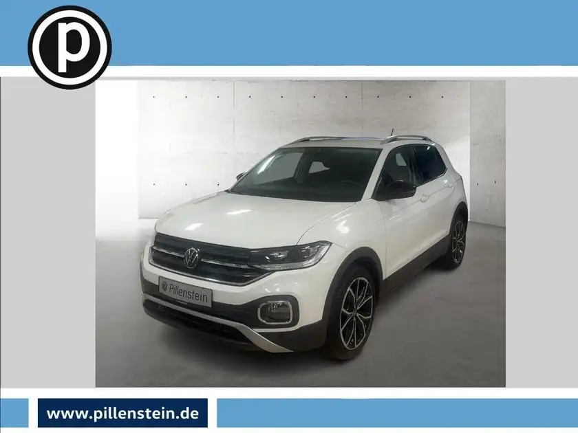 Das Bild zeigt einen weißen VW T-CROSS aus der Frontansicht. Es enthält ein Händlerlogo und markante Texteinblendungen.