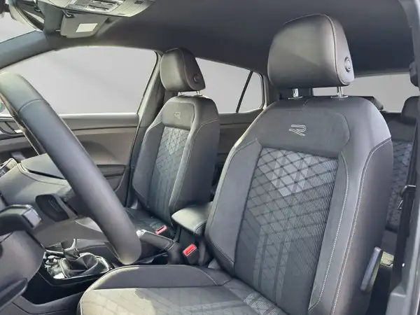 Das Bild zeigt den Innenraum eines VW T-CROSS mit schwarzen Sitzen im gesteppten Design.