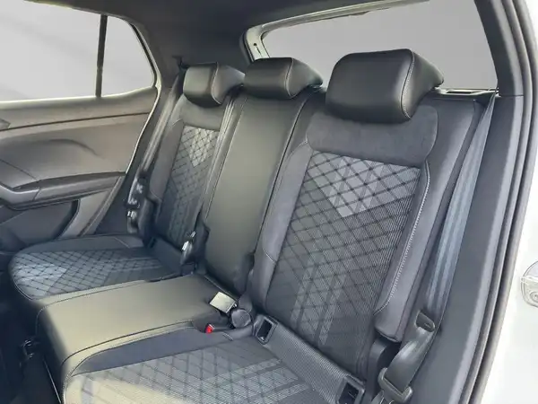 Das Bild zeigt den Innenraum eines VW T-CROSS, speziell die Rücksitze in schwarzer Farbe.