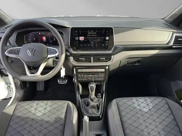 Innenaufnahme des VW T-CROSS mit schwarzem Interieur.