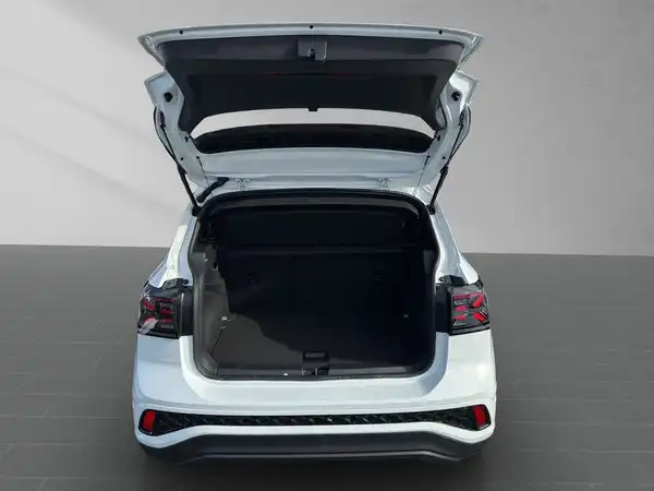 Das Bild zeigt den Kofferraum eines weißen VW T-CROSS von hinten.