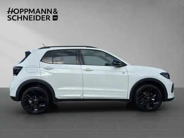 Das Bild zeigt einen weißen VW T-CROSS aus der Seitenansicht mit dem Händlerlogo 'HOPPMANN & SCHNEIDER'.
