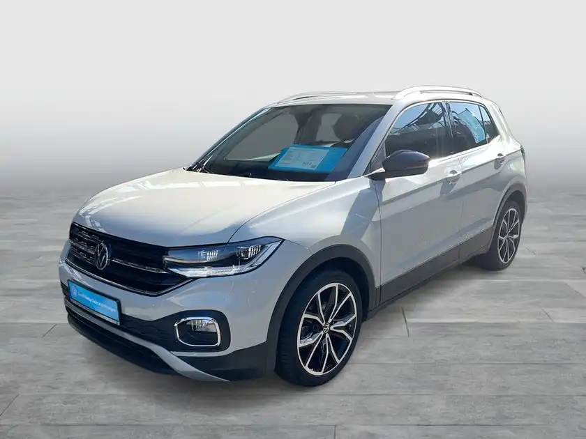 Das Bild zeigt einen VW T-CROSS in der Farbe Weiß, aufgenommen von vorne.