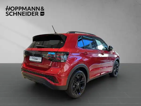 Das Bild zeigt einen roten VW T-Cross von hinten. Im oberen Bereich ist das Händlerlogo "HOPPMANN & SCHNEIDER" zu sehen.