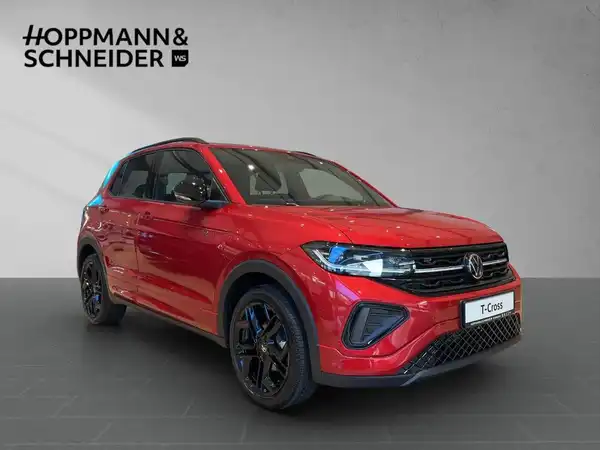 Das Bild zeigt einen roten VW T-CROSS aus seitlicher Perspektive. Im Hintergrund ist das Händlerlogo 'HOPPMANN & SCHNEIDER' sichtbar. Es handelt sich um ein Fahrzeugbild.