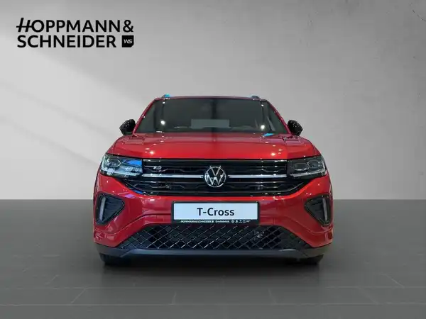 Foto eines roten VW T-Cross, aufgenommen von vorne. Händlerlogo 'HOPPMANN & SCHNEIDER' ist eingeblendet.