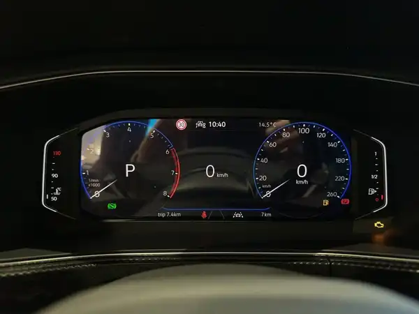 Eine Innenaufnahme des Fahrzeugs, die das digitale Kombiinstrument zeigt.