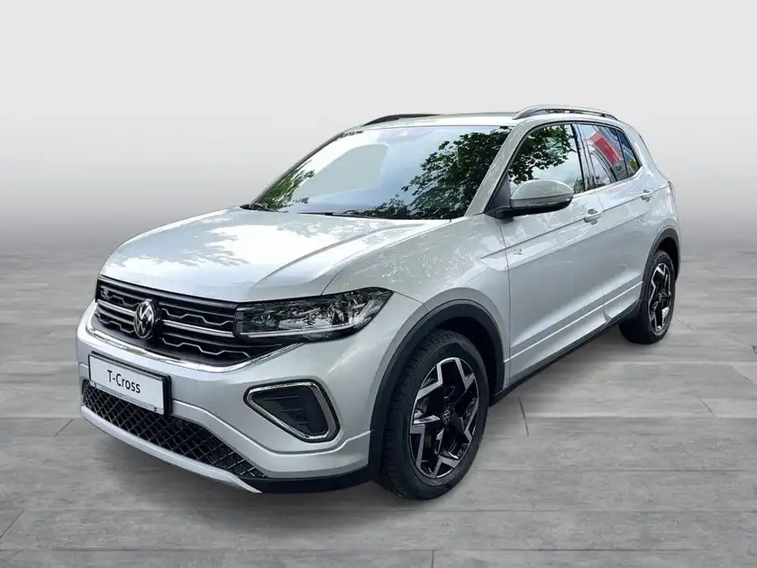 Das Bild zeigt einen silbernen VW T-CROSS von der Seite. Im unteren Bereich des Fotos ist das Händlerlogo und der Text 'Sofort verfügbar' zu sehen.