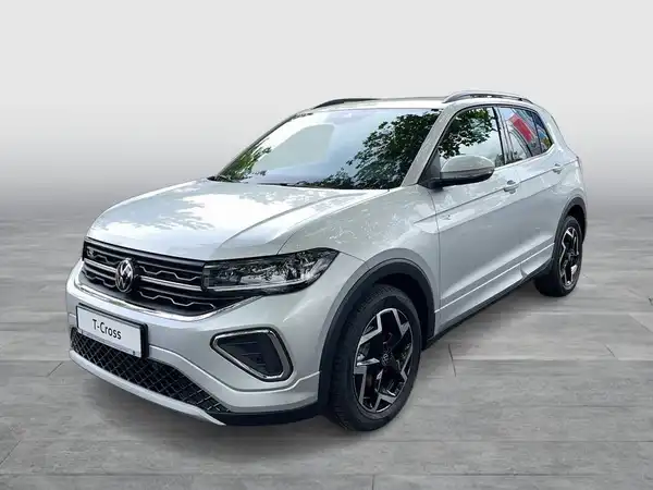 Das Bild zeigt einen silbernen VW T-CROSS von der Seite. Im unteren Bereich des Fotos ist das Händlerlogo und der Text 'Sofort verfügbar' zu sehen.