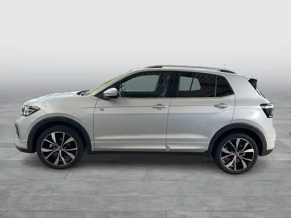 Seitenansicht eines silbernen VW T-Cross.