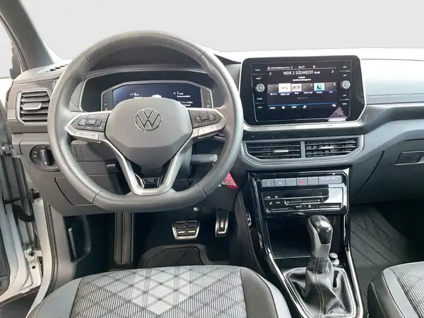 Das Bild zeigt das Innere eines VW T-CROSS mit einem schwarzen Interieur.
