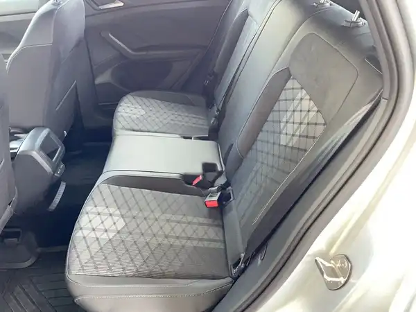Das Bild zeigt die Rückbank eines VW T-CROSS in schwarzem Interieur mit quadratischem Muster.