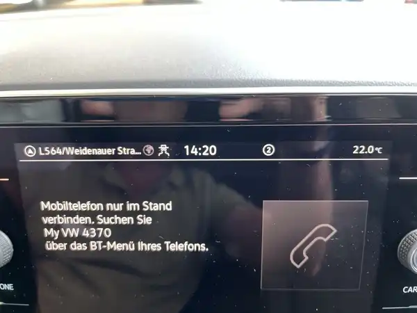 Das Bild zeigt das Innenleben des VW T-Cross mit dem Navigationssystem und einer Nachricht zur Bluetooth-Verbindung.