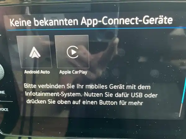 Die Innenaufnahme zeigt das Infotainment-System des VW T-CROSS. Es wird angezeigt, dass keine bekannten App-Connect-Geräte verbunden sind. Die Farbgestaltung des Interieurs ist schwarz.
