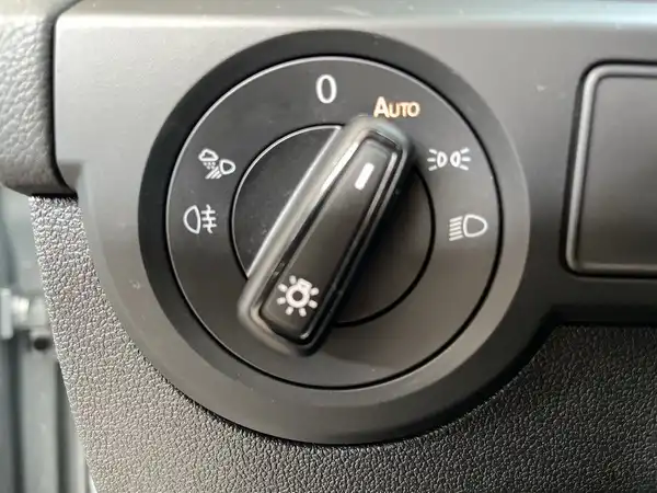 Eine Innenaufnahme des Fahrzeugs zeigt den Lichtschalter. Die Farbe des Interieurs ist schwarz.
